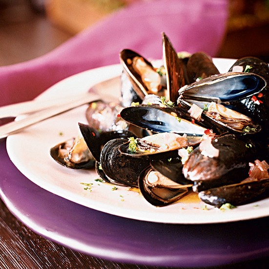 Rosé-steamed mussels