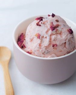 Rose with cinnamon roasted almonds ice cream