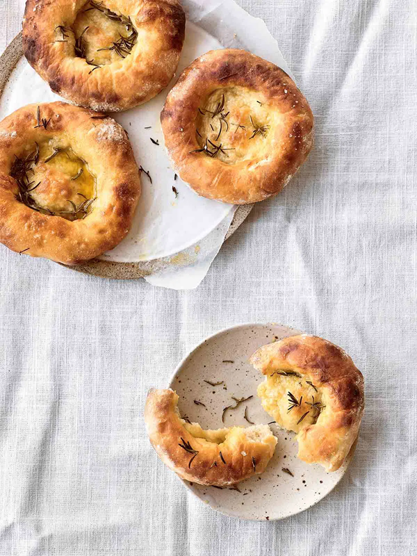 Rosemary buns with olive oil