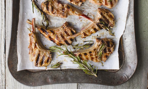 Rosemary grilled lamb chops (Côtes d'agneau grillées au romarin)