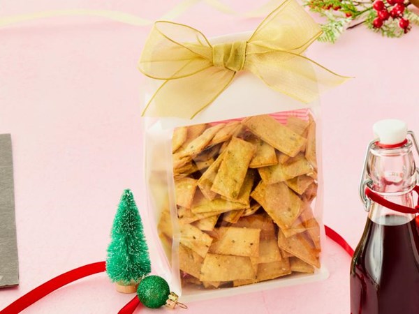 Rosemary-olive oil crackers 