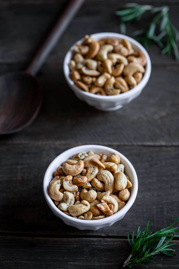 Rosemary salt-and-pepper cashews