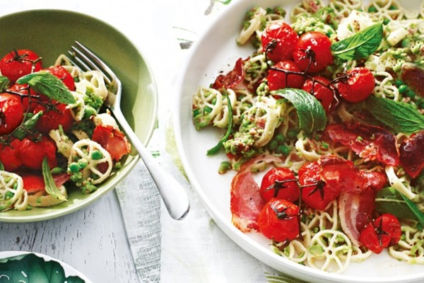Rotelle with crushed peas, pancetta and mint