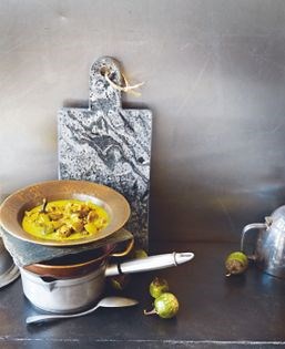 Round aubergine [eggplant] curry (Thalana battu)