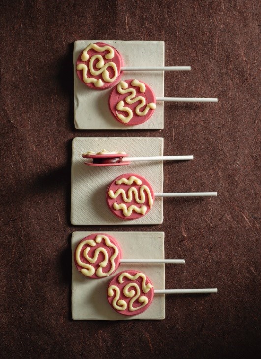 Ruby chocolate and ganache lollipops ("Lecca lecca" di cioccolato ruby con ganache)