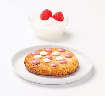 Ruby chocolate chip cookies w raspberries + yoghurt