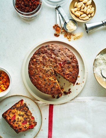 Rum and raisin Christmas cake