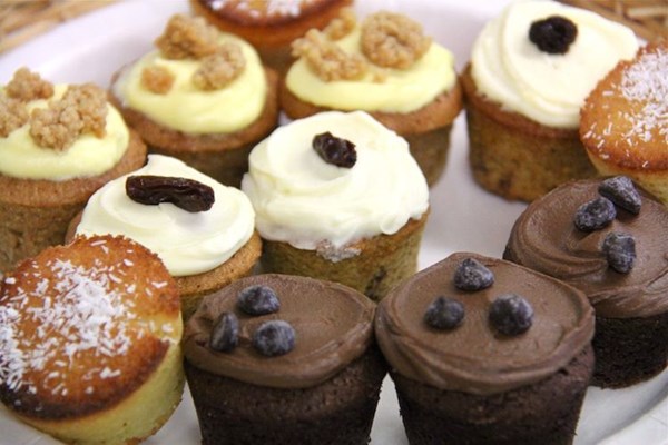 Rum and raisin mini cakes