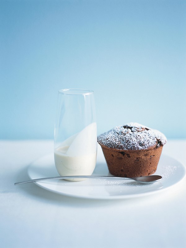 Rum and raisin puddings