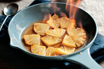 Rum pineapple with coconut and mint