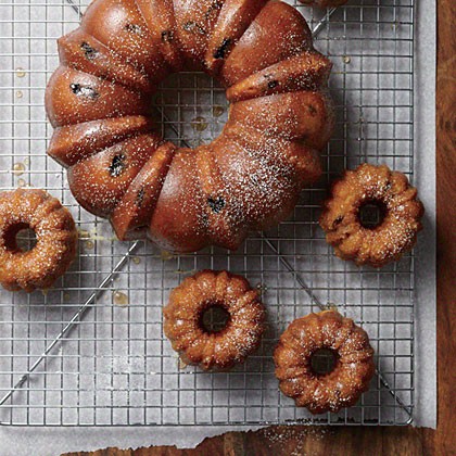 Rum-raisin bundt cake