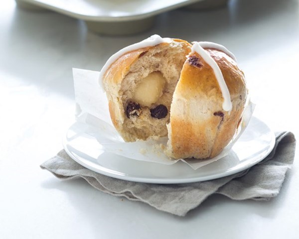 Rum raisin hot cross buns