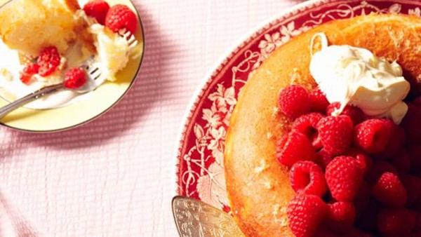 Rum savarin with raspberries (Savarin au rhum et aux framboises)