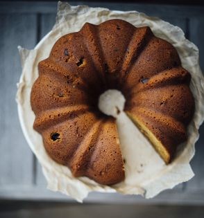 Rum-soaked raisin caramel cake