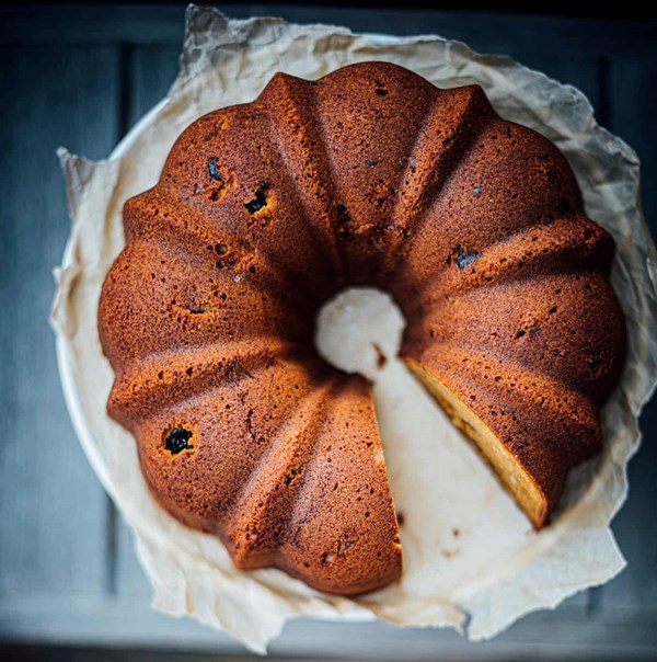 Rum-soaked raisin caramel cake