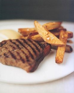 Rump steak with home-made oven-baked garlic chips