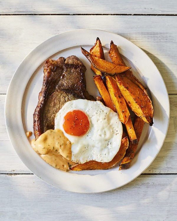 Rump steak with Sriracha Béarnaise, sweet potato wedges and a fried egg