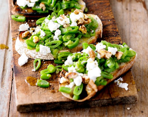 Runner beans, goat's cheese & walnuts on sourdough