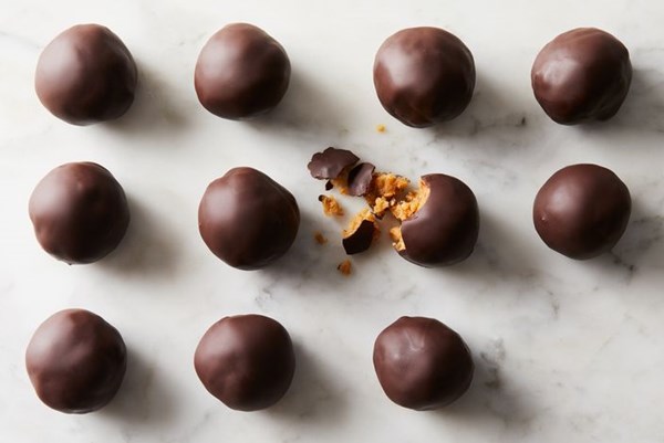 Ruth's peanut butter–date balls 