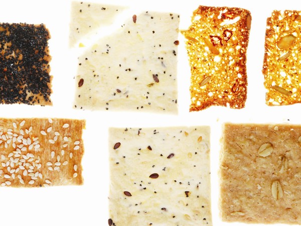 Rye crackers with figs and seeds