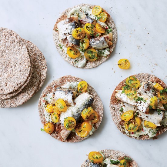 Rye crisps with tomatoes and sardines