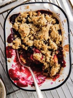 Rye crumble with honey fruit (Miodowe owece pod żytnią kruszonką)