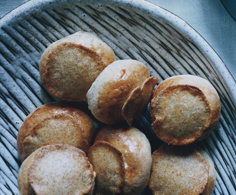 Rye dinner rolls with crisp tops