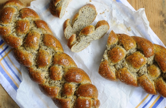Rye, vanilla and poppy seed braised loaves