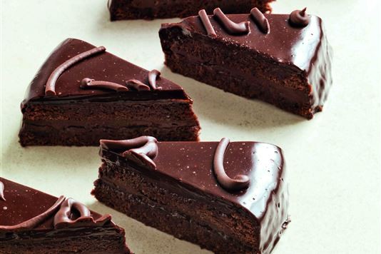 En Skive Sachertorte Med Bringebærkrem, Pyntet Med Friske Bringebær