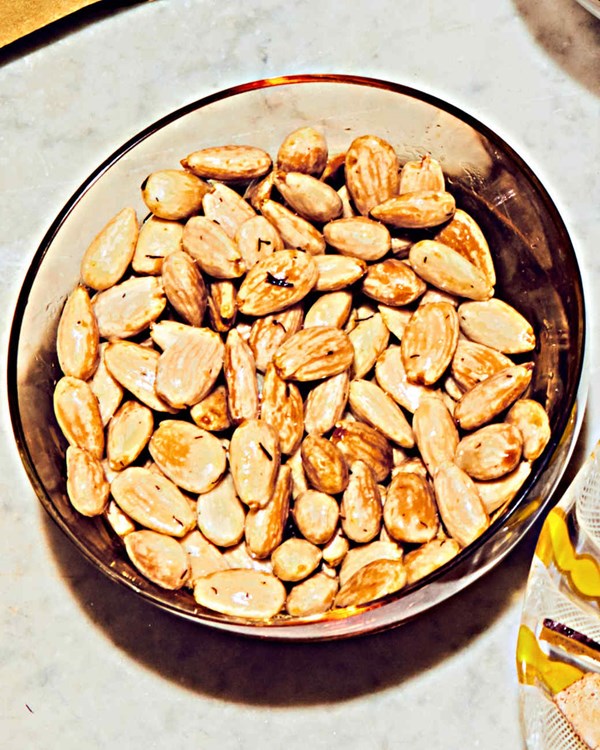 Saffron almonds
