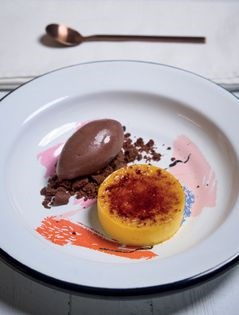 Saffron crème brûlée with chocolate ice cream (Crème brûlée allo zafferano con gelato al cioccolato)
