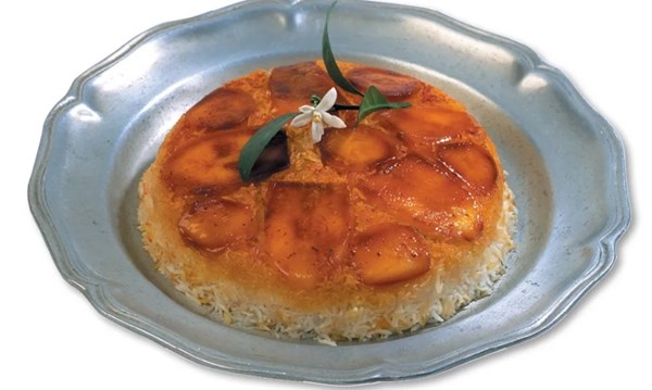 Saffron-flavored steamed rice with potato crust