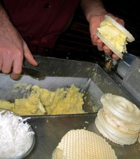 Saffron ice cream (Bastani-e gol-o bolbol)