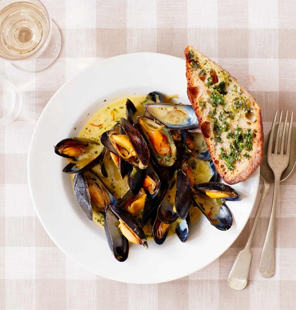 Saffron mussels with a tarragon garlic baguette