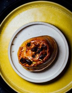 Saffron swirl buns with dried fruit