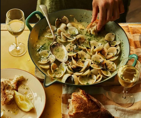 Sailor's clams (Almejas a la marinera)