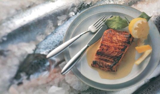 Sake-marinated salmon with coconut green curry sauce