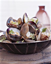 Sake-steamed clams
