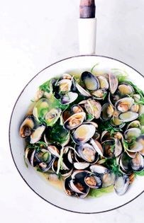 Sake-steamed clams