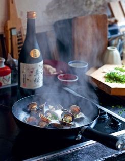 Sake-steamed clams (Asari no sakamushi)