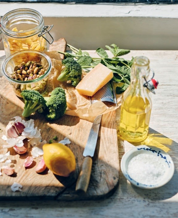 Salad leaf pesto with broccoli, mint and pistachios