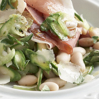 Salad of beans, raw asparagus and Parma ham
