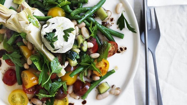 Salad of cannellini beans, zucchini and goat's cheese