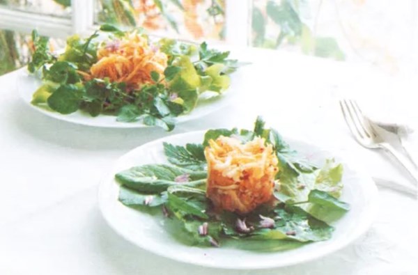 Salad of carrot and apple with honey and vinegar dressing