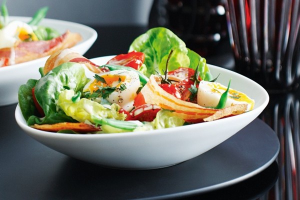 Salad of green beans, soft-boiled egg and pancetta