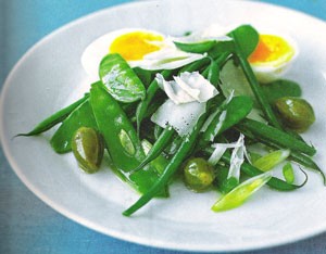 Salad of green beans with caper berries and Parmesan