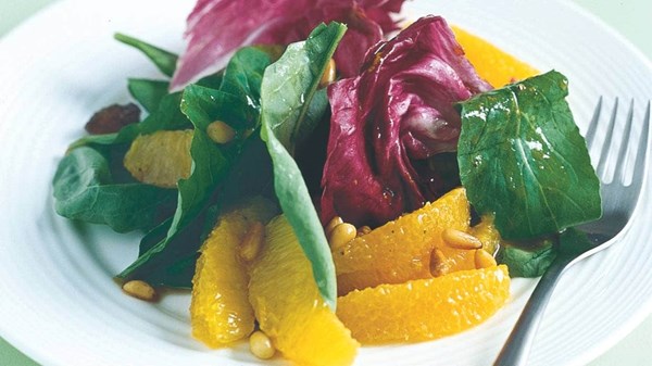 Salad of radicchio, rocket, oranges, raisins and pine nuts