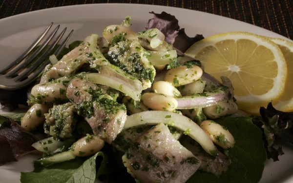 Salad of yellowfin tuna confit with cannellini beans 