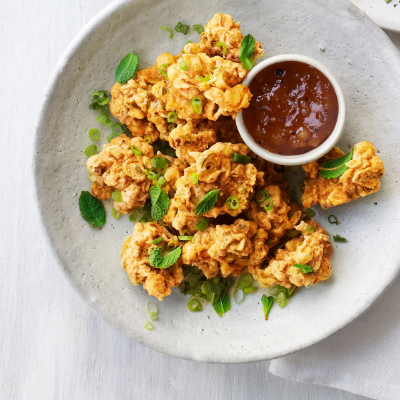 Salad onion and mint pakoras