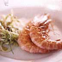 Salad with anchovy vinaigrette and prawns 